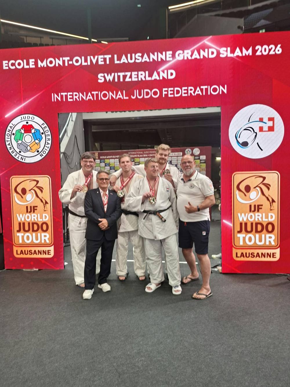 Het Nederlandse Adaptive Team NL Judo met hun medailles bij de Grand Slam Adaptive Judo in Lausanne